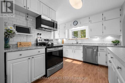 469 Ashley Street, Belleville, ON - Indoor Photo Showing Kitchen With Upgraded Kitchen