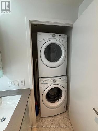 611 - 115 Mcmahon Drive, Toronto, ON - Indoor Photo Showing Laundry Room