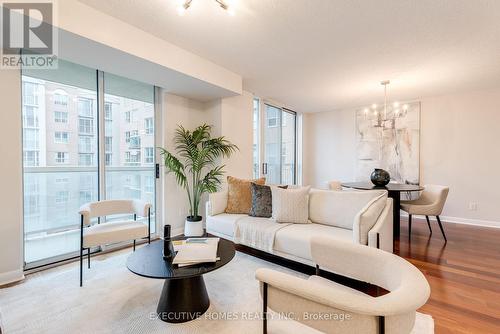 1150 - 313 Richmond Street E, Toronto, ON - Indoor Photo Showing Living Room