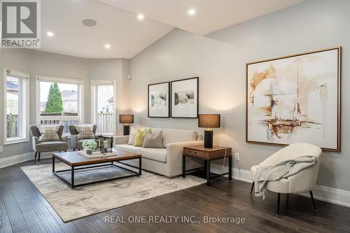 3812 Barley Trail, Mississauga, ON - Indoor Photo Showing Living Room