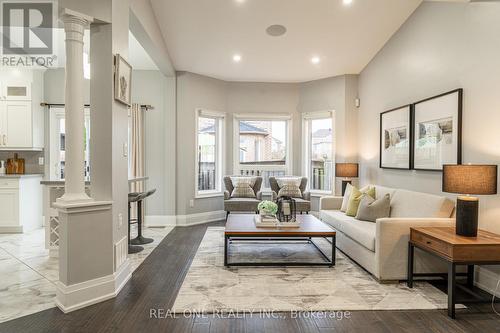 3812 Barley Trail, Mississauga, ON - Indoor Photo Showing Living Room