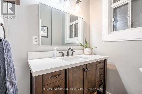 166 Catharine Street N, Hamilton, ON - Indoor Photo Showing Bathroom