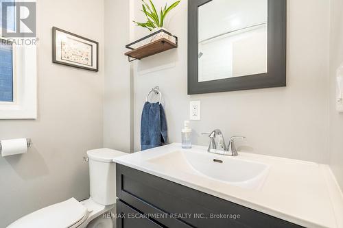 166 Catharine Street N, Hamilton, ON - Indoor Photo Showing Bathroom