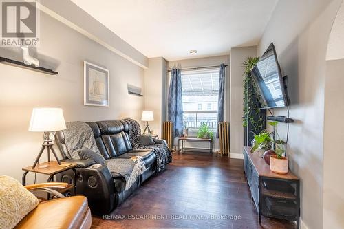 166 Catharine Street N, Hamilton, ON - Indoor Photo Showing Living Room