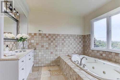 165 Revell Road, Newmarket, ON - Indoor Photo Showing Bathroom