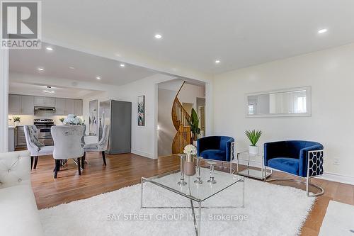 165 Revell Road, Newmarket, ON - Indoor Photo Showing Living Room