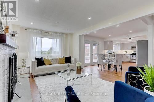 165 Revell Road, Newmarket, ON - Indoor Photo Showing Living Room