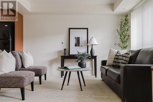 109 - 5035 Oscar Peterson Boulevard, Mississauga, ON - Indoor Photo Showing Living Room