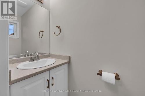 44 Dennis Drive, West Lincoln, ON - Indoor Photo Showing Bathroom