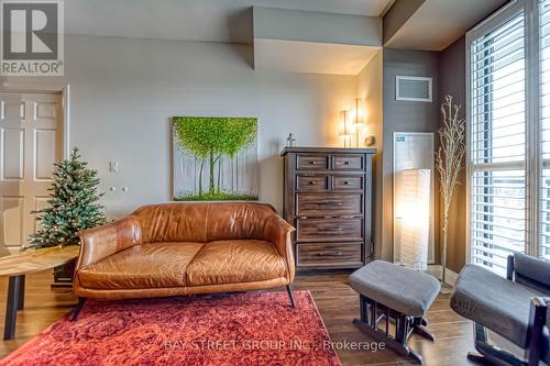 806 - 22 East Haven Drive, Toronto, ON - Indoor Photo Showing Living Room