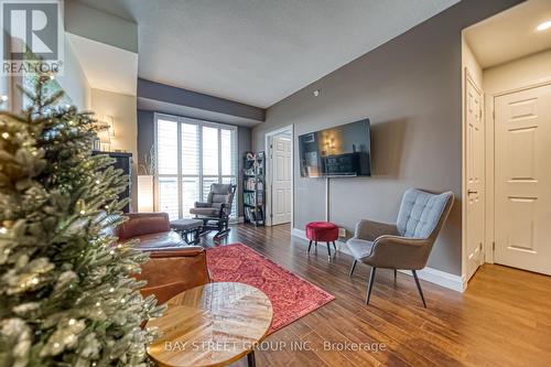 806 - 22 East Haven Drive, Toronto, ON - Indoor Photo Showing Living Room