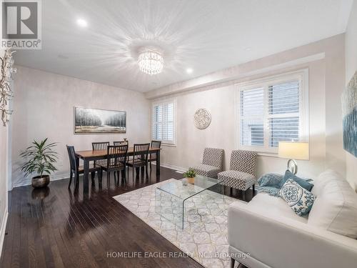 107 Herefordshire Crescent, Newmarket, ON - Indoor Photo Showing Living Room