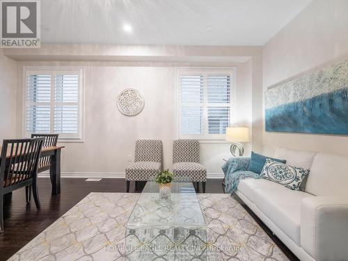 107 Herefordshire Crescent, Newmarket, ON - Indoor Photo Showing Living Room