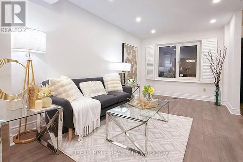 4066 Renfrew Crescent, Mississauga, ON - Indoor Photo Showing Living Room