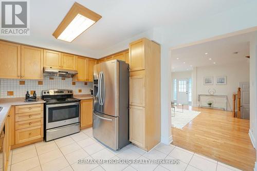 27 Prince Crescent, Brampton, ON - Indoor Photo Showing Kitchen