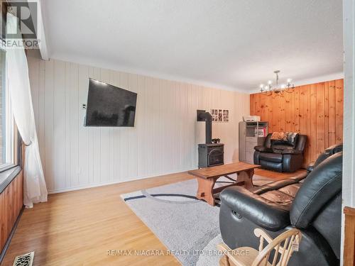 962 Parkdale Avenue, Fort Erie, ON - Indoor Photo Showing Living Room