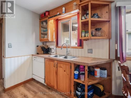 962 Parkdale Avenue, Fort Erie, ON - Indoor Photo Showing Kitchen With Double Sink