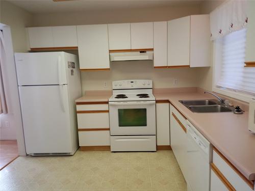 27-4303 27 Avenue, Vernon, BC - Indoor Photo Showing Kitchen With Double Sink