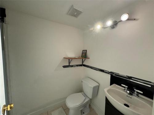 321 Arlington Street, Winnipeg, MB - Indoor Photo Showing Bathroom