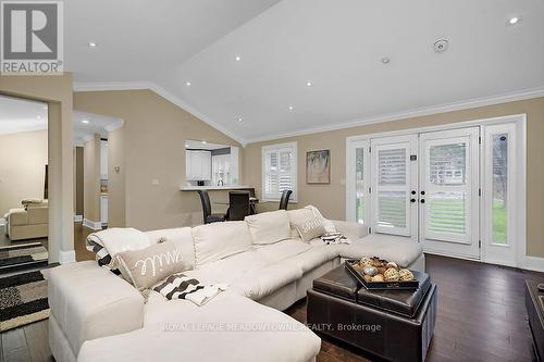 1434 Progreston Road, Hamilton, ON - Indoor Photo Showing Living Room