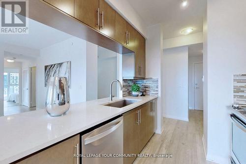 1104 - 65 Oneida Crescent, Richmond Hill, ON - Indoor Photo Showing Kitchen