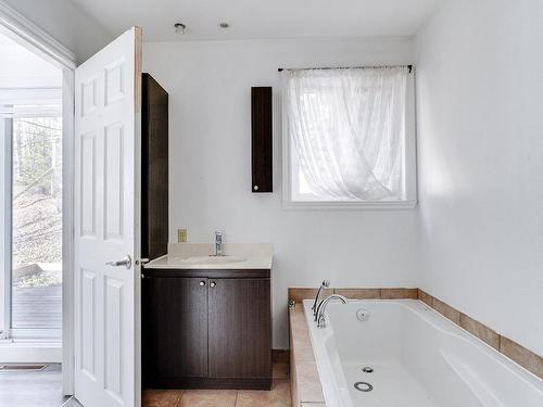 Salle de bains - 146 Ch. Du Lac-Connelly, Saint-Hippolyte, QC - Indoor Photo Showing Bathroom