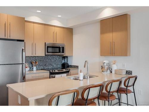 313-4529 West Saanich Rd, Saanich, BC - Indoor Photo Showing Kitchen With Double Sink