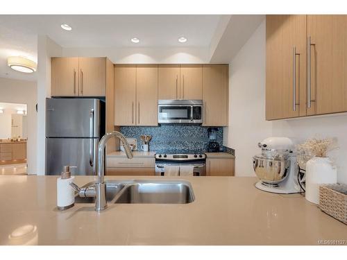 313-4529 West Saanich Rd, Saanich, BC - Indoor Photo Showing Kitchen With Double Sink