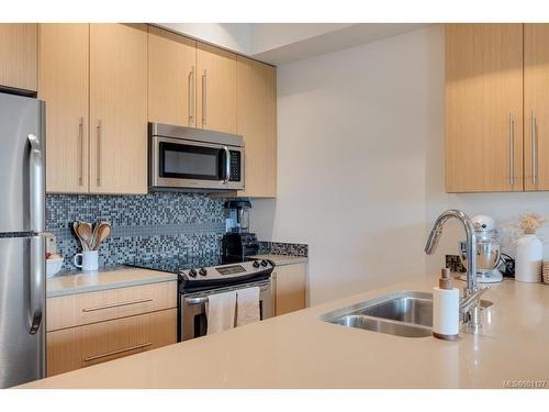 313-4529 West Saanich Rd, Saanich, BC - Indoor Photo Showing Kitchen With Double Sink