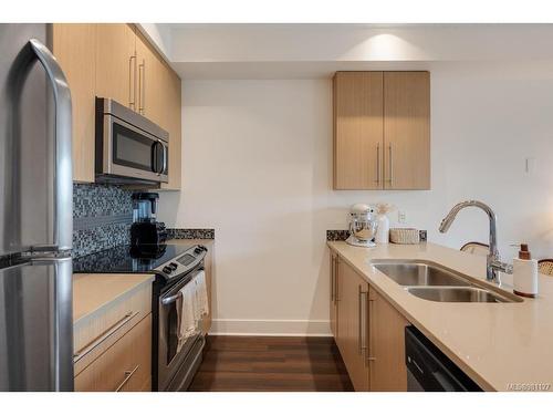 313-4529 West Saanich Rd, Saanich, BC - Indoor Photo Showing Kitchen With Double Sink