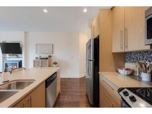 313-4529 West Saanich Rd, Saanich, BC - Indoor Photo Showing Kitchen With Double Sink