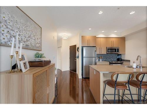 313-4529 West Saanich Rd, Saanich, BC - Indoor Photo Showing Kitchen With Double Sink