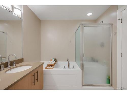 313-4529 West Saanich Rd, Saanich, BC - Indoor Photo Showing Bathroom