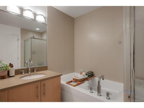 313-4529 West Saanich Rd, Saanich, BC - Indoor Photo Showing Bathroom