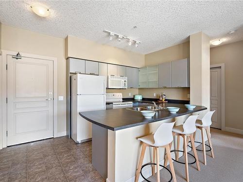 419-870 Short St, Saanich, BC - Indoor Photo Showing Kitchen With Double Sink