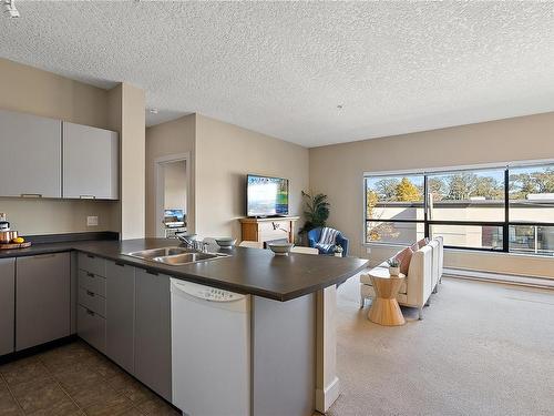 419-870 Short St, Saanich, BC - Indoor Photo Showing Kitchen With Double Sink