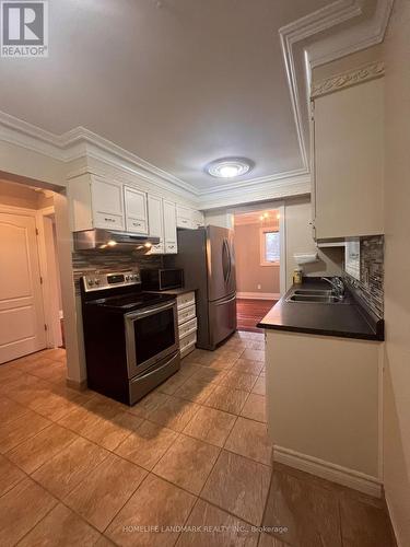 7006 Hickling Crescent, Mississauga, ON - Indoor Photo Showing Kitchen