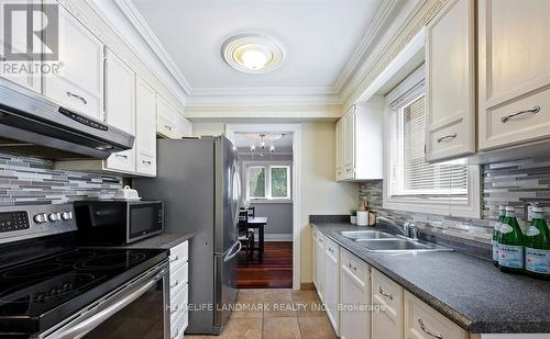 7006 Hickling Crescent, Mississauga, ON - Indoor Photo Showing Kitchen With Double Sink