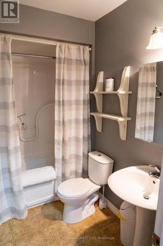 4531 Hamilton Road, Thames Centre (Dorchester), ON - Indoor Photo Showing Bathroom