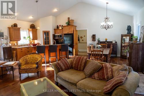 4531 Hamilton Road, Thames Centre (Dorchester), ON - Indoor Photo Showing Living Room