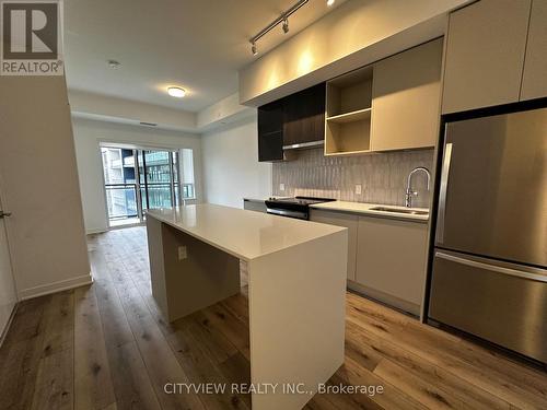 733 - 395 Dundas Street W, Oakville, ON - Indoor Photo Showing Kitchen