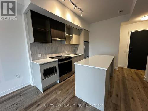 733 - 395 Dundas Street W, Oakville, ON - Indoor Photo Showing Kitchen