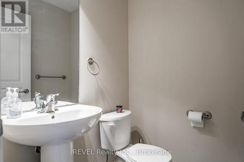 6322 Shapton Crescent, Niagara Falls (219 - Forestview), ON - Indoor Photo Showing Bathroom