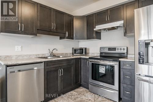 6322 Shapton Crescent, Niagara Falls (219 - Forestview), ON - Indoor Photo Showing Kitchen With Stainless Steel Kitchen