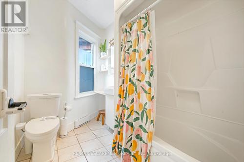 93 Peter Street, Hamilton, ON - Indoor Photo Showing Bathroom