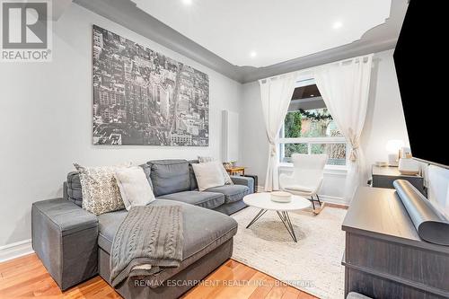 93 Peter Street, Hamilton, ON - Indoor Photo Showing Living Room