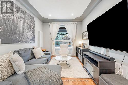 93 Peter Street, Hamilton, ON - Indoor Photo Showing Living Room