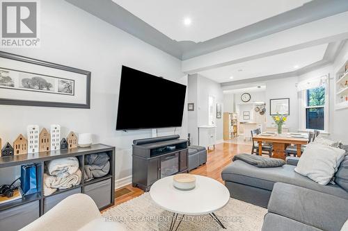 93 Peter Street, Hamilton, ON - Indoor Photo Showing Living Room