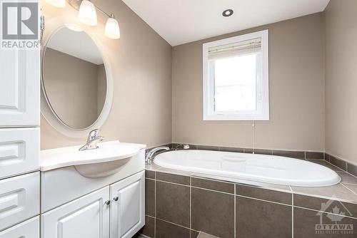 214 Hannah Street Street, Ottawa, ON - Indoor Photo Showing Bathroom