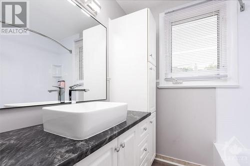 214 Hannah Street Street, Ottawa, ON - Indoor Photo Showing Bathroom